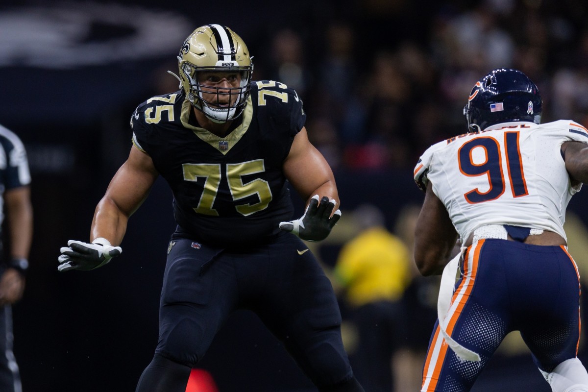 Andrus Peat blocks against the Chicago Bears.